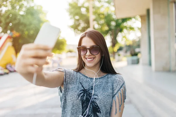 Retrato Urbano Menina Bonita Atraente Com Óculos Sol Tomando Selfie — Fotografia de Stock