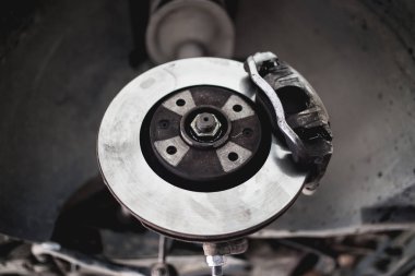 Araba fren disk görüntüsünü kapatın. Otomobil mekanik ilgili kavram.