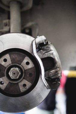 Araba fren disk görüntüsünü kapatın. Otomobil mekanik ilgili kavram.