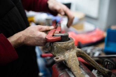 Araba rulman ve konveyör bant sabitleme işçi el atış kapatın