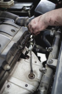 Araba servisi ve bakım yapan tanınmayan tamircinin ellerini kapat.