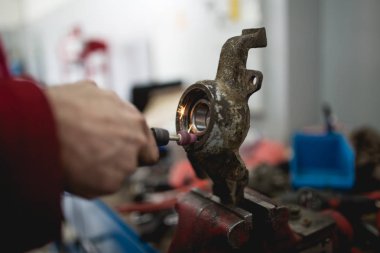 Araba rulman ve konveyör bant sabitleme işçi el atış kapatın