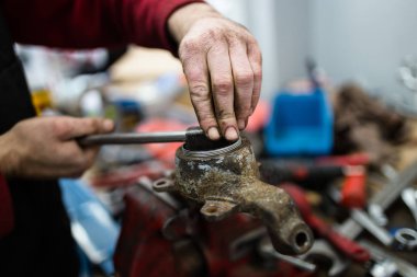 Araba rulman ve konveyör bant sabitleme işçi el atış kapatın