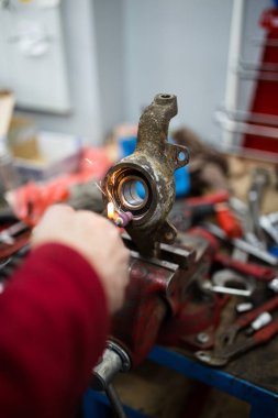 Araba rulman ve konveyör bant sabitleme işçi el atış kapatın