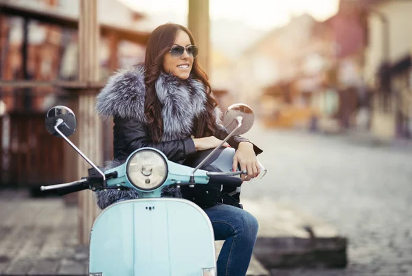 Estilo Vida Cidade Mulher Jovem Bonito Sentado Sua Scooter Olhando — Fotografia de Stock