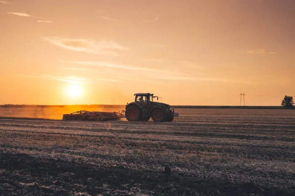 Traktor Pracují Poli Ječmene Při Západu Slunce — Stock fotografie