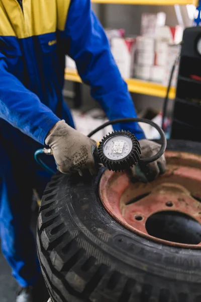 タイヤを修理するメカニック 加硫労働者使用タイヤ — ストック写真