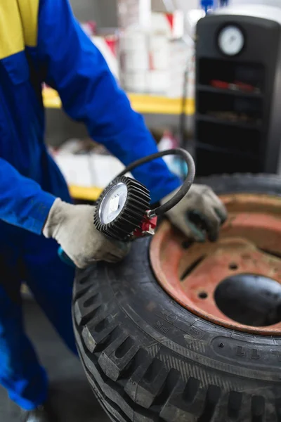 Mechanic Repairing Tire Worker Vulcanizing Used Tire — Stock Photo, Image