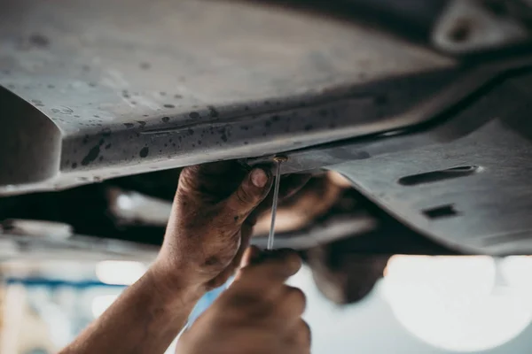 Cerrar Las Manos Mecánico Irreconocible Haciendo Servicio Coche Mantenimiento — Foto de Stock