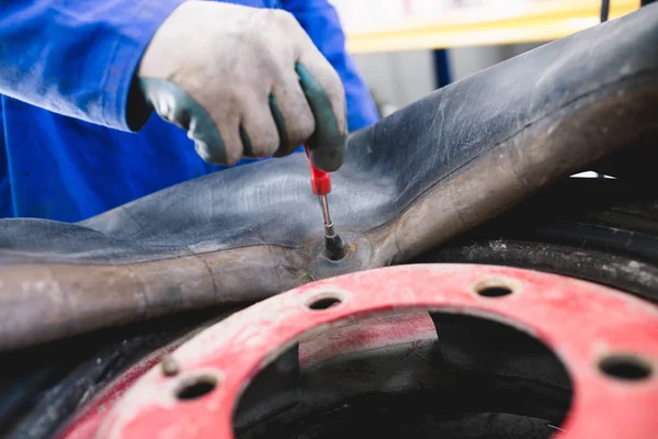 タイヤを修理するメカニック 加硫労働者使用タイヤ — ストック写真