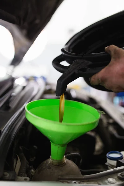 Cierre Las Manos Mecánico Irreconocible Haciendo Servicio Coche Mantenimiento Cambio — Foto de Stock