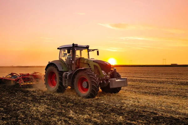 Traktor Yang Bekerja Ladang Gandum Saat Matahari Terbenam Stok Lukisan  
