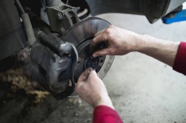 Araba servisi ve bakım yapan tanınmayan tamircinin ellerini kapat.