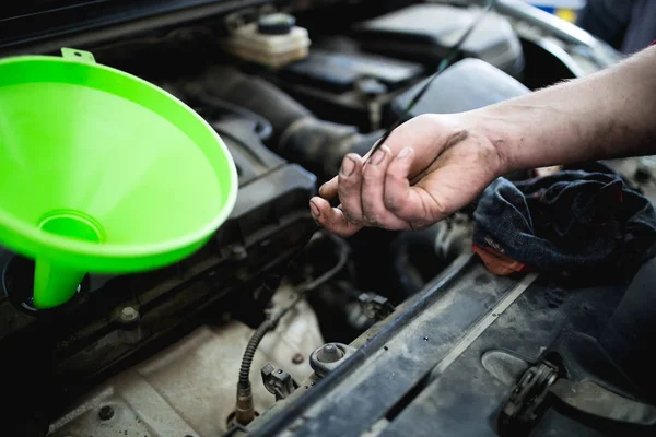 Close Hands Unrecognizable Mechanic Doing Car Service Maintenance Oil Fuel — Stock Photo, Image