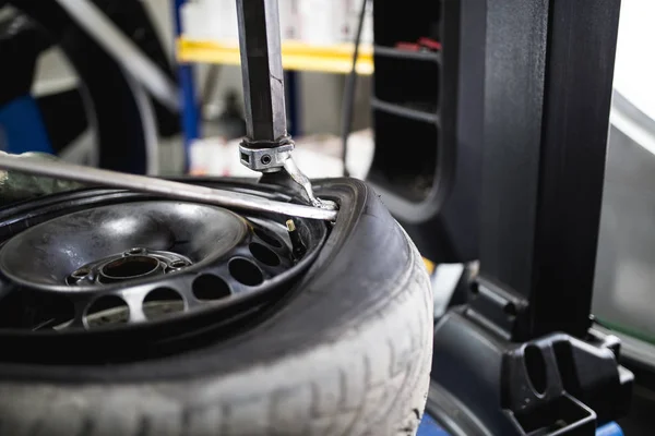 Mechanic Repairing Tire Worker Vulcanizing Used Tire — Stock Photo, Image