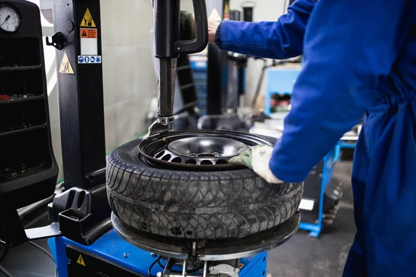 Mechanic Repairing Tire Worker Vulcanizing Used Tire — Stock Photo, Image