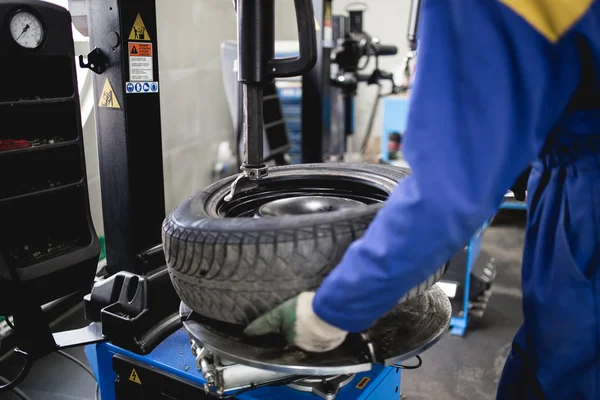 Mechanic Repairing Tire Worker Vulcanizing Used Tire — Stock Photo, Image