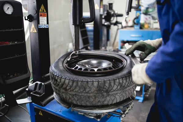 Mechanic Repairing Tire Worker Vulcanizing Used Tire — Stock Photo, Image