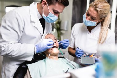 Diş hekiminde dişçi ve hasta