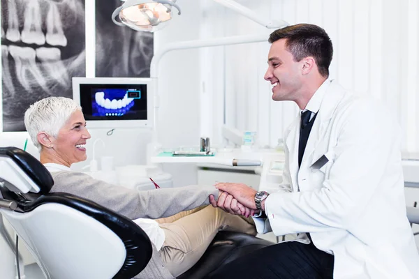 Οδοντίατρος Και Ασθενής Στην Οδοντιατρική Κλινική — Φωτογραφία Αρχείου