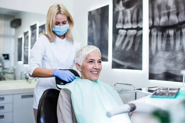 Dentiste Examinant Les Dents Des Patients Clinique Dentaire — Photo