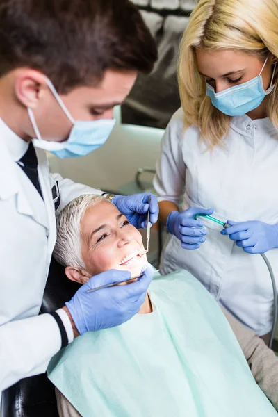 Οδοντίατρος Και Ασθενής Στην Οδοντιατρική Κλινική — Φωτογραφία Αρχείου