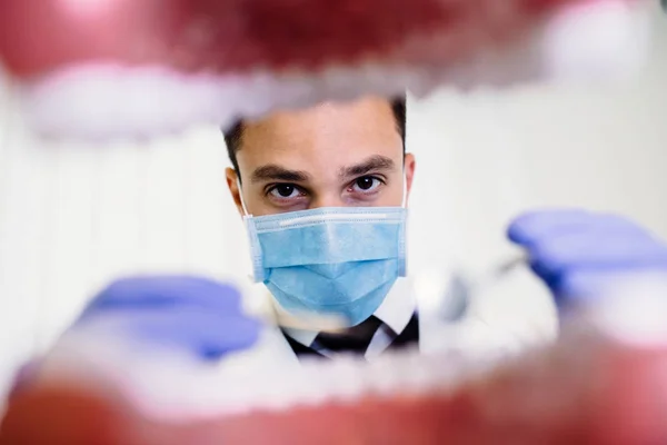 Стоматолог Захисній Масці Клініці — стокове фото