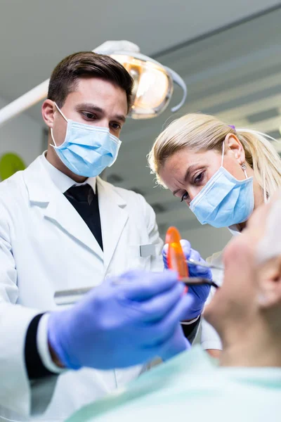 Dentista Paziente Nello Studio Dentistico — Foto Stock