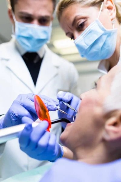Dentista Che Esamina Paziente Nello Studio Dentistico — Foto Stock