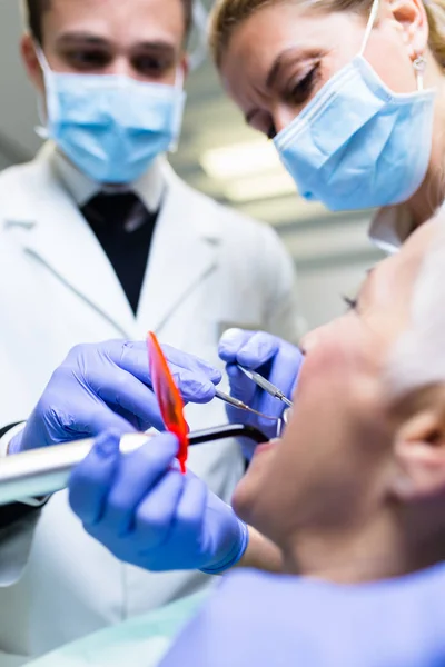 Dentista Paziente Nella Clinica Dentistica — Foto Stock