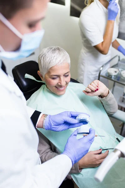 Dentista Esaminando Paziente Nello Studio Dentistico — Foto Stock