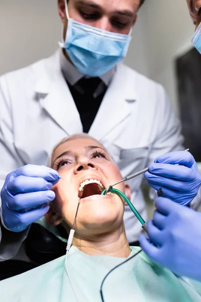 Dentista Che Esamina Paziente Nella Clinica Dentistica — Foto Stock