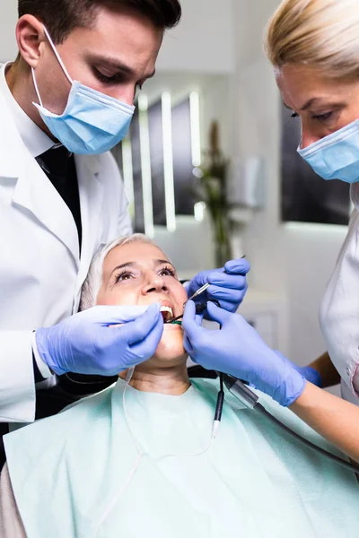 Dentiste Examinant Patient Clinique Dentaire — Photo