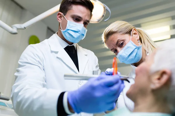 Dentista Paciente Clínica Dental Imagen de stock
