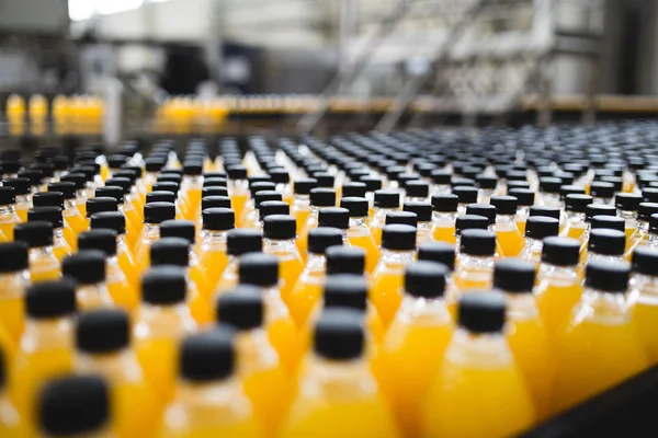 Endüstriyel Fabrika Kapalı Makine Şleme Soda Portakal Suyu Şişe Şişeleme — Stok fotoğraf