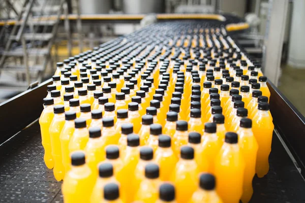 Industrial Factory Indoors Machinery Robotic Factory Line Processing Bottling Soda — Stock Photo, Image