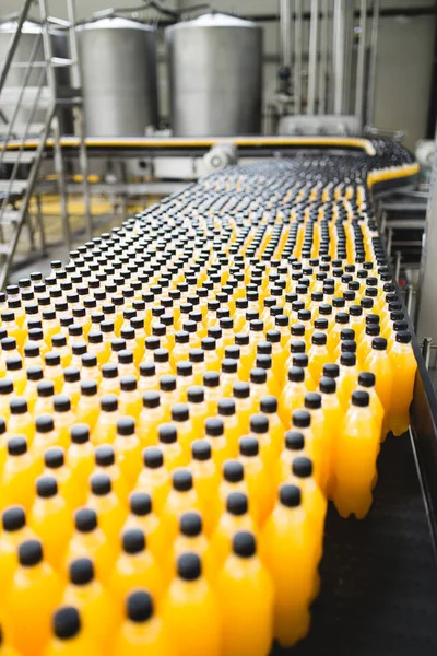 Endüstriyel Fabrika Kapalı Makine Şleme Soda Portakal Suyu Şişe Şişeleme — Stok fotoğraf