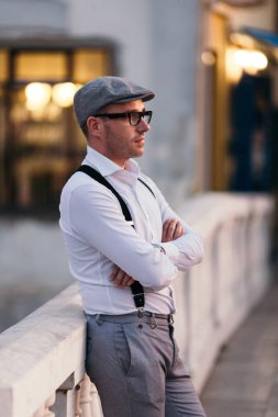 Açık havada dikey moda genç adam giyen şapka ve gözlük