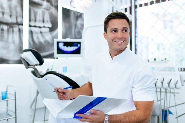 Όμορφος Και Ελκυστικός Αρσενικός Οδοντίατρος Που Κοιτάζει Οδοντιατρική Ακτινογραφία — Φωτογραφία Αρχείου