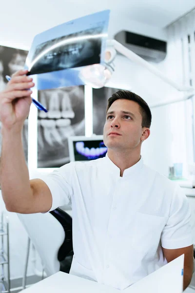 Dentiste Masculin Beau Attrayant Regardant Radiographie Dentaire — Photo