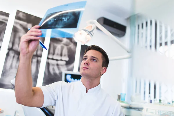 Dentiste Masculin Beau Attrayant Regardant Radiographie Dentaire — Photo