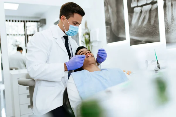 Genç Çekici Bir Adam Diş Tedavisi Görüyor Yakın Çekim — Stok fotoğraf