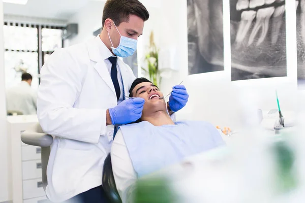 Jeune Homme Séduisant Recevant Traitement Dentaire Gros Plan — Photo