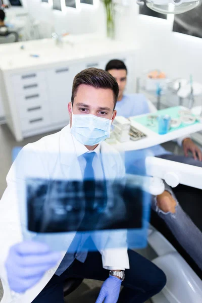 Όμορφος Και Ελκυστικός Αρσενικός Οδοντίατρος Που Κοιτάζει Οδοντιατρική Ακτινογραφία — Φωτογραφία Αρχείου