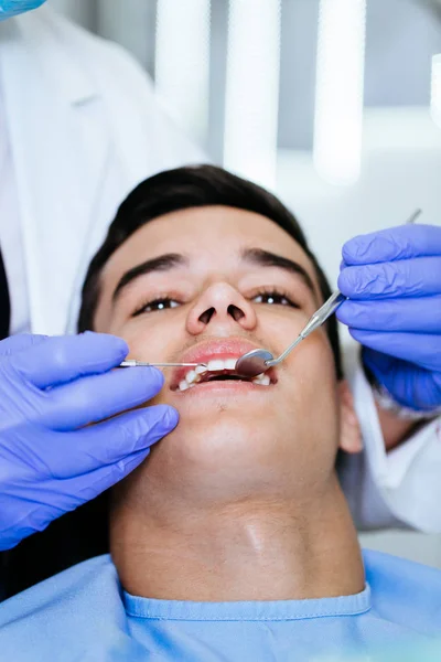 Mladý Atraktivní Muž Podstupující Zubní Ošetření Zavřít Snímek — Stock fotografie