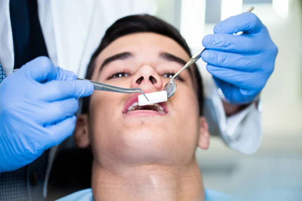 Νεαρός Ελκυστικός Άντρας Που Λαμβάνει Οδοντιατρική Περίθαλψη Κοντινό Πλάνο — Φωτογραφία Αρχείου