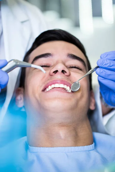 Jeune Homme Séduisant Recevant Traitement Dentaire Gros Plan — Photo