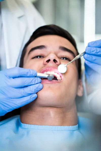 Giovane Uomo Attraente Che Riceve Trattamento Dentale Colpo Vicino — Foto Stock