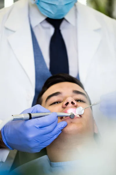 Νεαρός Ελκυστικός Άντρας Που Λαμβάνει Οδοντιατρική Περίθαλψη Κοντινό Πλάνο — Φωτογραφία Αρχείου