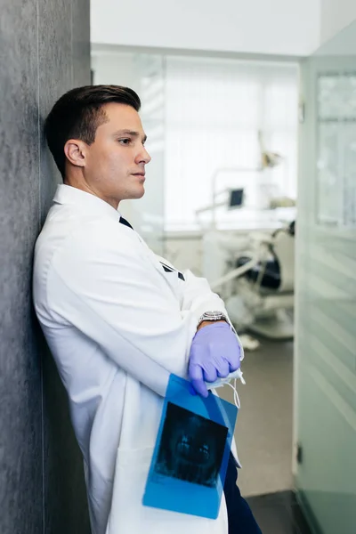 Dokter Gigi Pria Tampan Berjas Lab Putih Berdiri Kantor Gigi — Stok Foto